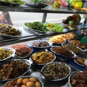 Quán mình  bán bún, phở, cơm, cần tuyển gấp 1 cô phụ quán, có thể ăn ở lại tại quán- lương 10 triệu