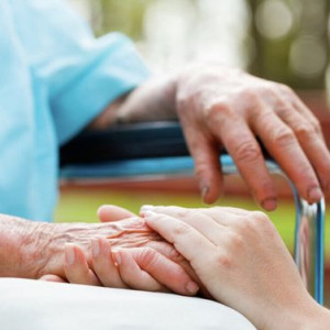 Cần chị chăm bà 77 tuổi , bà ở quận 3 .( bao ăn ở lại )