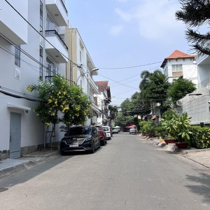 Em cần gấp chị giúp việc nhà ở quận 2 lương  12 triệu ( bao ăn ở )