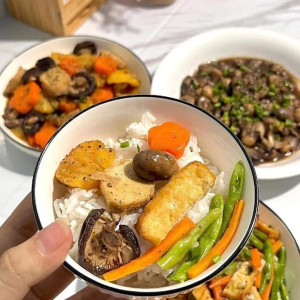 Tuyển Gấp: Giúp việc nhà ở gần chợ Phạm Văn Hai, quận Tân Bình. - Lương 12 triệu ( bao ăn ở )