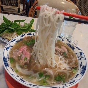 Cần nam/nữ làm cv múc phở - nước lèo ở quận 1 - LÀM Ở LẠI