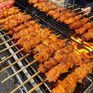 Cần chị phụ quán , quán bán Bún thịt nướng , quận Bình tân.