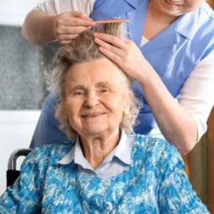 Cả nhà đi làm nên cần cô về chăm bà 84 tuổi, nhà em Tân Bình