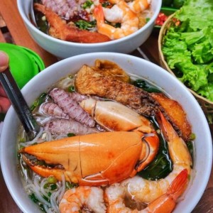 Quán bún hải sản tuyển nhân viên nam phụ quán ( bao ăn ở lại )