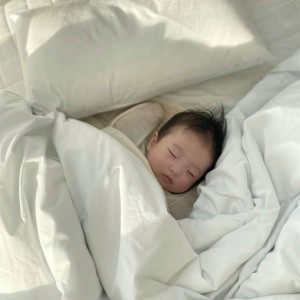 Cần Cô Chăm bé ở chung cư Bến Vân Đồn quận 4, bé được 7 tháng.