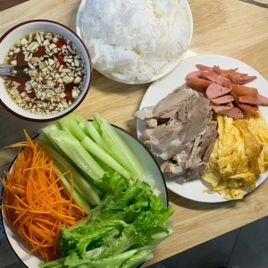 Bà mới ốm dậy, cần người chăm sóc tận tâm. Bà ở quận 4.