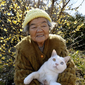 Nhà em 3 người lớn, cả ngày đi làm  chị ở nhà chăm bà