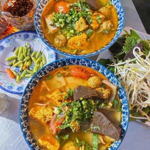 Tìm 2 người phụ quán bún riêu ở quận 2 ( 2 chi nhánh ) ,