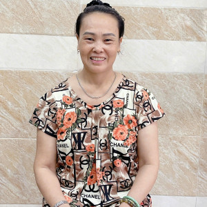 Cô Hòa 52 tuổi quê Gia Lai chuyên chăm sóc người lớn tuổi