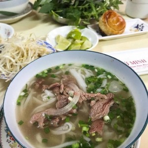Em cần tìm chị phụ quán phở làm ở Bình Tân ( bao ăn ở lại)