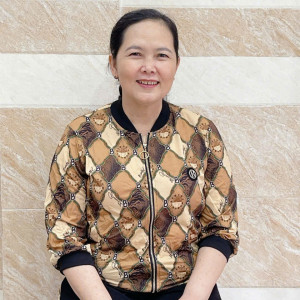 Cô HOÀNG người miền Tây sông nước hữu tình , hiền lành , chịu khó cô đi làm không vướng bận gia đình