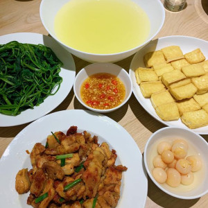 Nhận chị làm ăn ở lại, tuổi dưới 50.  Lương: 10 triệu.  Chị làm đủ năm có tháng lương 13, thưởng lễ tết đầy đủ