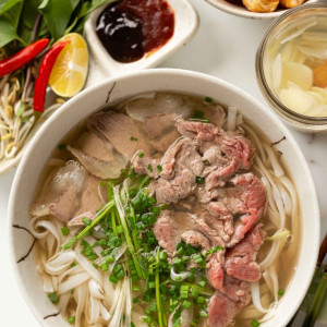 Cần gấp chị phụ quán Phở bò, ở quận Bình thạnh , Lương 9 triệu.( Làm bao ăn ở )