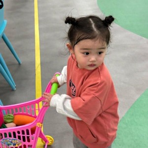 Cần cô chăm bé 1 tuổi ở quận 9 làm ăn ở lại ,Lương : 9-12tr ( làm tốt tăng thêm cao )