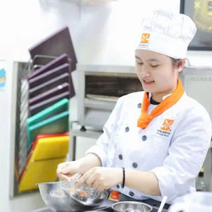 EM ĐANG CẦN GẤP 1 CHỊ BẾP CHÍNH Ở QUẬN 2 LƯƠNG NHẬN VIỆC 12TR ( ĐI VỀ)