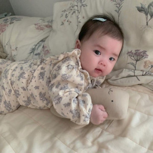 Mẹ bé 7 tháng đang cần người chăm bé phụ mẹ bé.