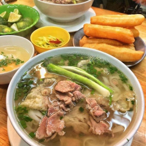 Cần tuyển Nam hoặc Nữ làm phục vụ quán phở ở Bình Tân ( bao ăn ở)