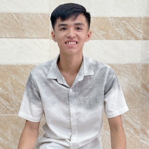 Em Huy sinh năm 2006 , quê Hậu giang nhận phục vụ - phụ quán – bán hàng
