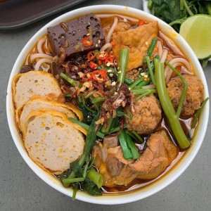 Cần chị phụ quán bún riêu , ở quận 5.