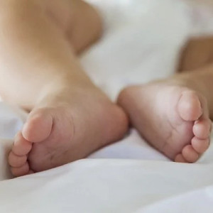 Nhà em ở gần trường Đại Học Y Dược - Quận 10 cần tuyển chị chăm em bé 7 tháng Lương 11 tr Bao Ăn Ở