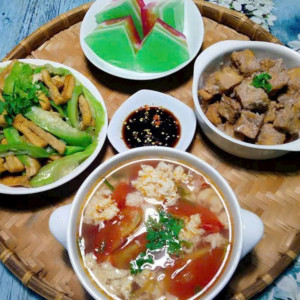 Cần 1 cô giúp việc nhà 3 người ở Tân Bình , nấu ăn dọn dẹp nhà cửa .