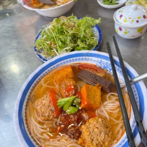 quán bún riêu ở quận Tân Bình, cần cô phụ quán