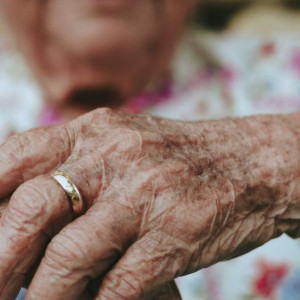 Nhà bà ở quận 3 , cần chị dìu dắt, nâng đỡ bà ,độ tuổi: 54 tuổi trở lại.