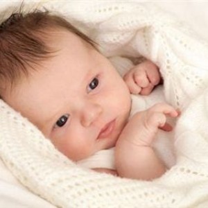 Gia đình em cần  cô chăm bé làm việc lâu dài- nhà ở Cao Văn Lầu- Quận 6