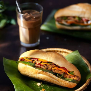 CẦN BẠN TRẺ BÁN BÁNH MÌ MANG ĐI