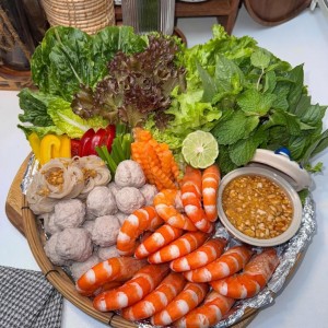Chung cư 2 người lớn, 1 bé 7 tuổi ở Vinhome quận 9 cần cô giúp việc đi về