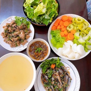 Tuyển Chị Chăm Bà Quận 2,(khu vực gần cầu Sài Gòn). - Lương 13 triệu ( bao ăn ở )