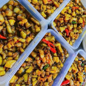 Ông cụ đi lại khó khăn, cần người dìu dắt, nấu ăn và trò chuyện cùng