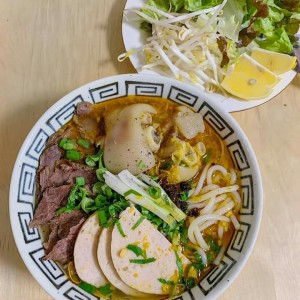 Cần nữ phụ quán bún bò