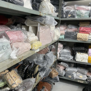 Cần 1 bạn LGBT nam thành nữ làm cv bán  onl chuyên về kho quần áo , phụ kiện , giày dé