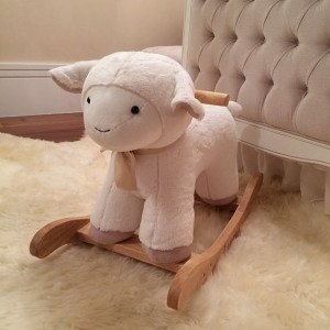 Tuyển gấp cô chăm bé quận 5 - Lương 13 triệu ( bao ăn ở )