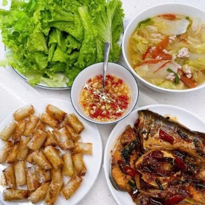 Nhà bố đơn thân và 1 con gái 20 tuổi ở quận 7 cần chị về dọn dẹp nhà cửa , cơm nước ( làm ở lại ) .