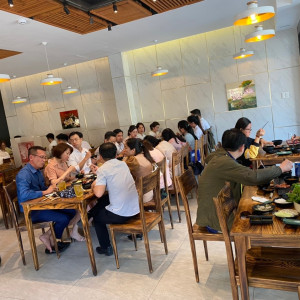 Quán cơm trưa ở quận 2 cần chị về phụ quán- rửa chén Lương 8tr Bao ăn ở