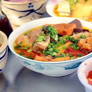 Tìm 2 người phụ quán bún riêu ở quận 2, 55 tuổi đổ lại - lương 8tr bao ăn ở