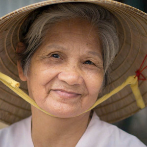 Chính chủ cần tìm gấp cô chăm bà. Lương 9tr5, làm tốt tăng lương.