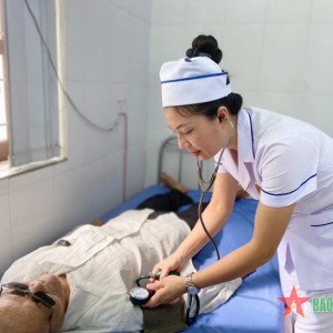 Tuyển nữ điều dưỡng lương 15tr về ở với bà tại Gò Vấp