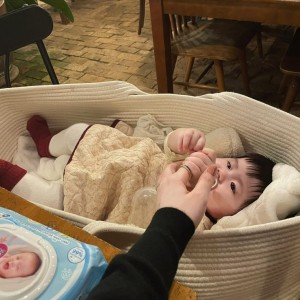 Vợ chồng em ở chung cư đường Hoàng Diệu, Quận 4 cần cô chăm bé 8 tháng