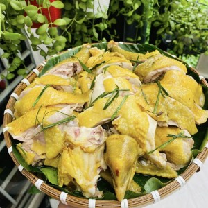 BÀ EM NĂM NAY 82 TUỔI NÊN ĐI ĐỨNG YẾU CẦN CHỊ VỀ DÌU BÀ ĐI ( EM Ở QUẬN 12 )