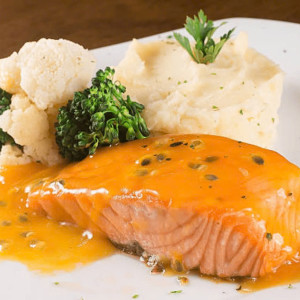 Gia đình ở chung cư đường Song Hành Q2 cần tuyển 1 chị giúp việc nhà, nấu ăn ngon Lương 10tr ( đi về)