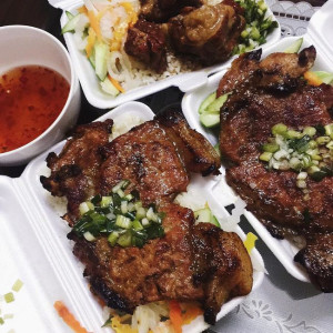 Cần gấp 1 người, cv: phục vụ quán cơm . quận 3.