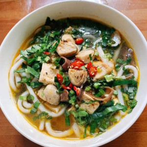Cần gấp chị phụ quán bánh canh , ở quận 5, Lương 9 triệu.( bao ăn ở )