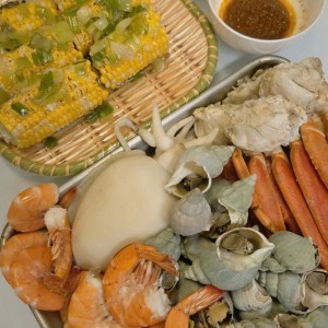 Nhà có bà 91 tuổi đi lại bằng xe lăn nên cần cô hỗ trợ lâu dài.