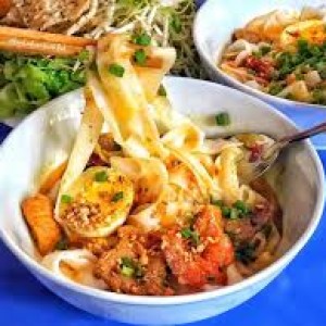 Phụ Quán Mì Quảng Ở Nguyễn Thị Diệu- Quận 3