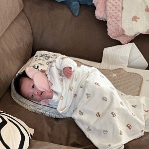 Cần chị có kinh nghiệm chăm bé, bé nhà em 7 tháng   Nhà ở quận Bình Tân , Lương 13 triệu ( bao ăn ở )