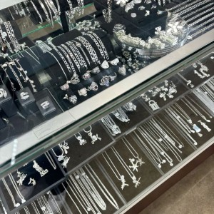 Tiệm bán bạc , trang sức ở Gò Vấp cần tuyển 1 bạn nữ trẻ bán hàng .