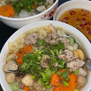 Nhà 1 trệt 1 lầu mặt tiền đường Bình Thới, Quận 11, buôn bán nhỏ tại nhà nên khá bận, cần tìm cô giúp việc nhà